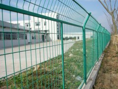 許捷絲網廠專業生產不易生銹的公路隔離柵-- 安平縣許捷絲網廠銷售部