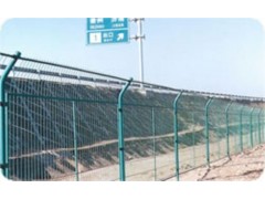 公路隔離柵廠家各種規格加工定做-- 安平縣許捷絲網廠銷售部