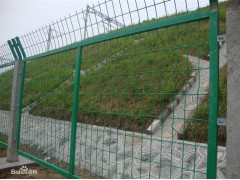 公路隔離柵廠家批發銷售-- 安平縣許捷絲網廠銷售部