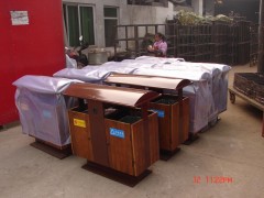 木鋼果皮箱戶外垃圾桶-- 成都金捷諾公司設(shè)備廠銷售部