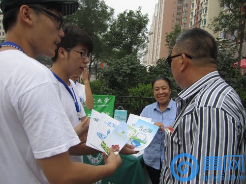 4-團隊成員在為市民講解綠色建筑節(jié)能環(huán)保知識