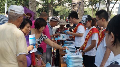 18-團隊成員為社區(qū)居民分發(fā)建筑節(jié)能環(huán)保材料